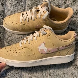 Ladies NIKE camouflage tennis shoes. Size 8.5